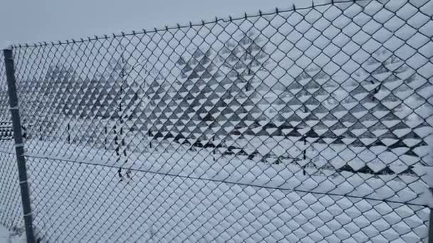 Farbwalzen Sind Einem Schneebedeckten Zaun Befestigt Gefrorenes Drahtgeflecht Logistikbereich — Stockvideo