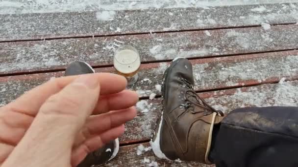 Ein Mann Nimmt Ein Glas Bier Und Prostet Mitten Schneebedeckten — Stockvideo