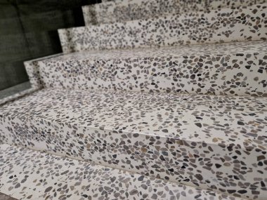 Başlangıçta polyester ve vinil ester reçineleri gibi bileşenler bağlayıcı reçineler olarak kullanılmıştır. Bugün, yerleştirilen çoğu terrazzo epoksi terrazziye dayanıyor. Kullanılan geri dönüştürülmüş toplam cam, porselen