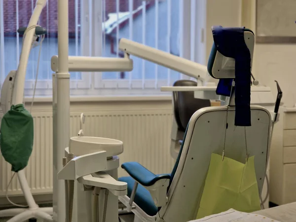 Examen Dentaire Homme Assoit Dans Berceau Regarde Ses Pieds Traitement Photos De Stock Libres De Droits