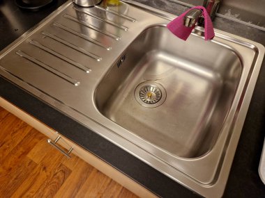 Lavabo ızgarası, bulaşıkları yıkamak için sıcak suyun dökülmesine izin veren bir kapsül. Bulaşık makinesi su tüketiminde daha ekonomiktir.