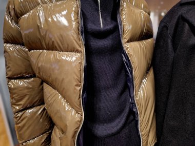 Kaz tüyü ya da ördek tüyü ve fermuarla dolu bir odada parlak ceketler.