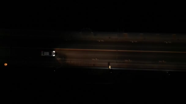 Blick Auf Die Nächtliche Brücke Über Die Autos Fahren Lampen — Stockvideo