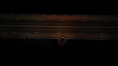 Arabaların geçtiği gece köprüsünün manzarası. Lambalar nehrin üzerindeki çizgileri loş bir şekilde aydınlatır. Bir İHA 'dan gelen trafik durumu, polis takibi, bir trafik uzmanı, bir araba hırsızının takibi.