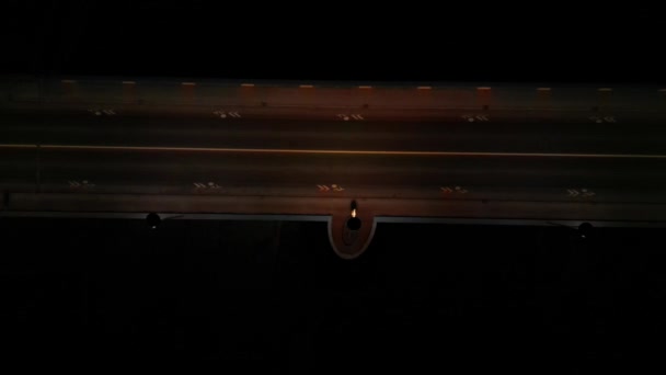 Kilátás Nyílik Éjszakai Hídra Amelyen Autók Áthaladnak Lámpák Halványan Megvilágítják — Stock videók