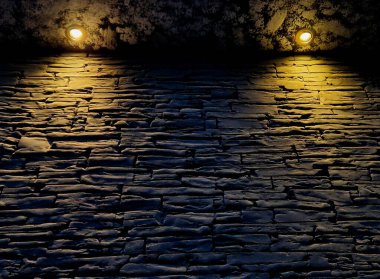 Fayanslı duvarlar geceleri parlak tavan ışıklarıyla aydınlatılıyor. Gotik ve işkence odalarını ve örümcekli kale mahzenlerini seven insanlar için şehvetli ve gizemli bir geçmiş., 