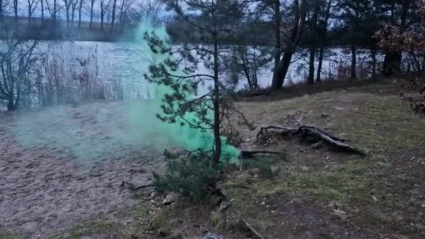 Smokestack Stranden Bakom Pinjeträdet Överenskommen Signal Materialdroppe Eller Begäran Artilleristöd — Stockvideo