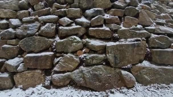 砂岩の壁と石は階段のあるテラス付きの地形に植え付けられています 砂利の表面を持つ岩の庭園や階段を咲かせている ハーブガーデン 花崗岩を保持する — ストック動画