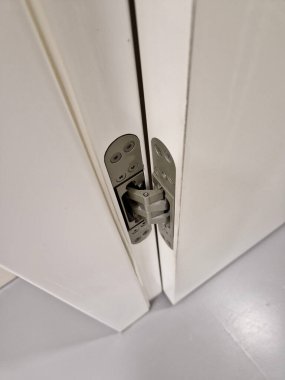 Mobilya ve kapı süspansiyonları kapalı kapı çerçevelerinde. Dolaplar, alışılmadık mobilya menteşeleri, mutfak mobilyaları, self servis, çinko alaşımı, renk, banyo için çeşitli yönlere ayarlanabilir.