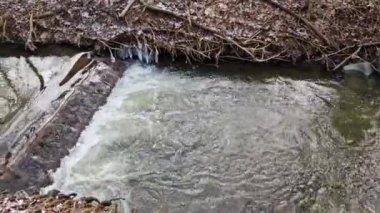 Sel baskını, suyun hızla aktığı dar bir nehir yatağına yol açtı. Vurgun bir taşla yapılmalı ki su borularına zarar vermesin. Su borularına sel basmasın.