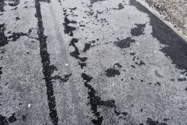 Kaldırımdaki kaygan buz yaşlılar ve yetişkinler için risklidir. Yağmur ve buz, çakıl, kül ya da tuz serpiştirilmesi gereken bir buz tabakası yaratır. Grou 'ya düştükten sonra kırıklar ve çürükler.