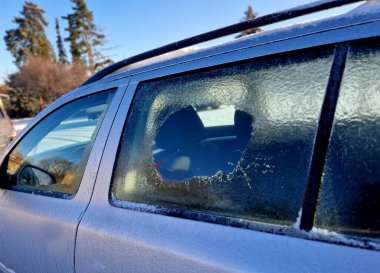 Buz tabakalı donmuş bir araba. Sprey bira için reklam, dairesel pencere fotomontajlı pencere. Kutup kışları, kaleler donar. başlangıç kabloları, pil motoru çalıştıramıyor