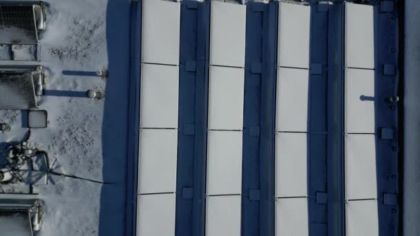Gable Düz Çatılarda Isıtıcıları Güneş Doğduğunda Çalışır Kar Buz Tabakası — Stok video