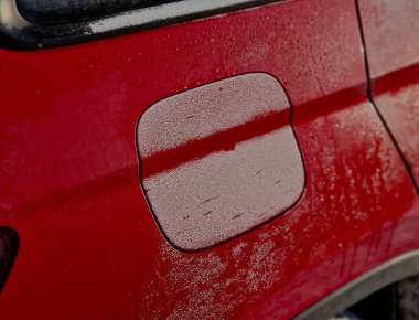 Tank, yüzeyde bir buz tabakası olan vücudun yüzeyinde donmuştur. Yakıt kapağı. Kalitesiz yakıt. Motor hasarlı sulu benzin. Dur ve mazotu boşalt. donmuş yakıt, yaz, kış.