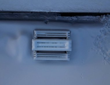 Karla kaplı bir masası olan bir kamp tezgahı. Bir çocuk onları kar küreğiyle süpürüyor. Hafta sonu dağlarda bir kulübede.