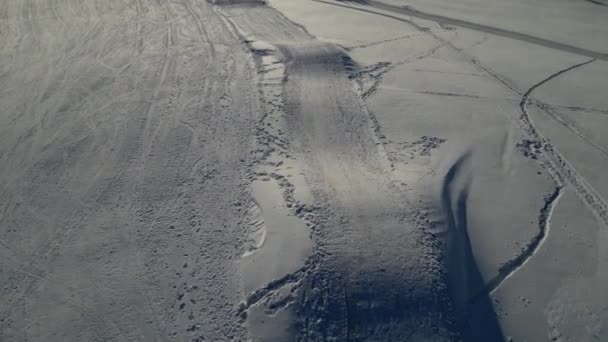Ряд Холмов Подряд Горнолыжном Спуске Дети Взрослые Бегают Прыгают Снегопад — стоковое видео
