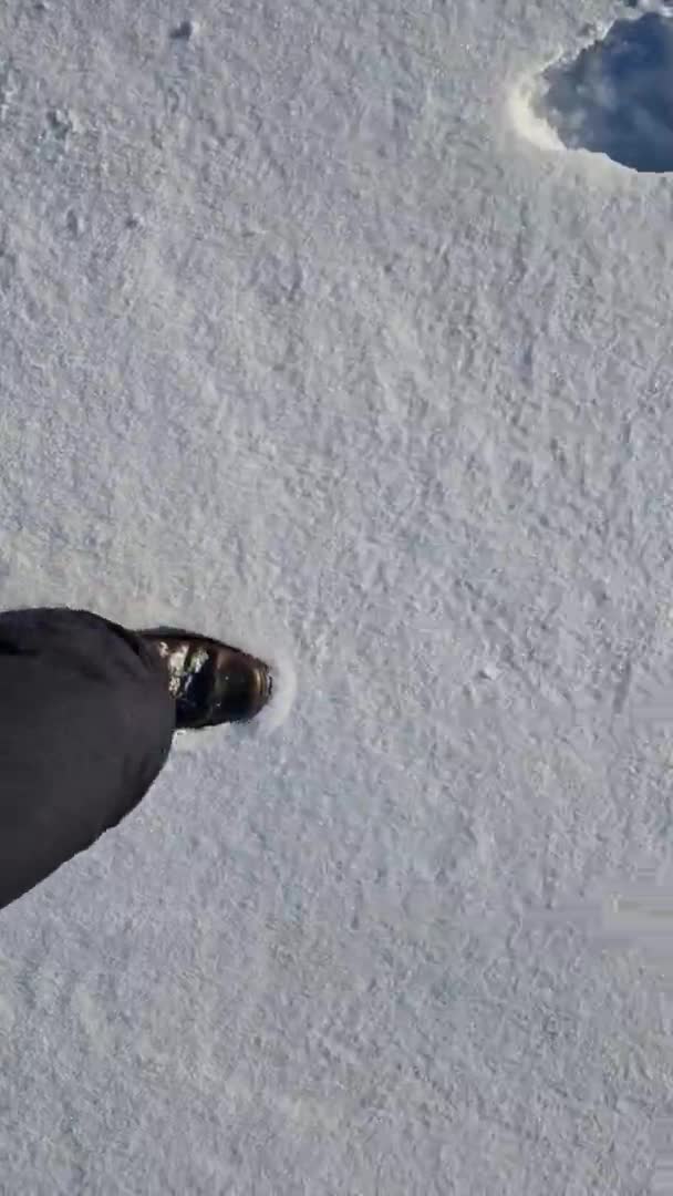 Lederstiefeln Der Kälte Über Die Gefrorenen Berge Marschieren Langlebige Bergstiefel — Stockvideo
