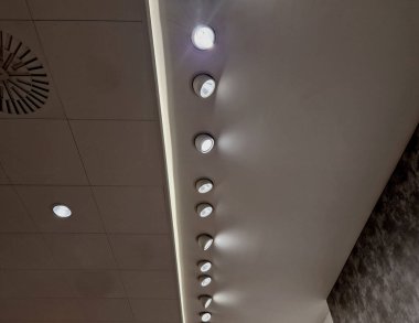 Koridorun tavanı alçıdan yapılmış. Sahnede ya da dükkanda rampayı aydınlatan ışık halojenleriyle donatılmıştır. Tavanda güçlü lambalar varsa daha iyi görünür.