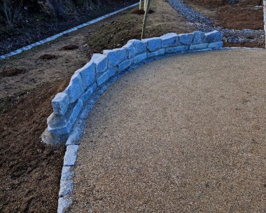 Parkın sonunda dikilitaşlı dairesel bir dinlenme tesisi. Bölgenin kenarındaki bir kemerde taş duvarla çevrili. Çarpışmaya karşı korunan sınır ağacı, köpek idrarı. 