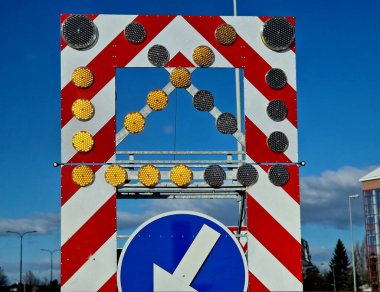 Yol onarımı ya da bozuk araba otoyolda gece bile sürücüler tarafından görülebilen turuncu ışıklı ok ile işaretlenmelidir. Çim biçerken güvenlik arabalı otoyol servisi, ölüm