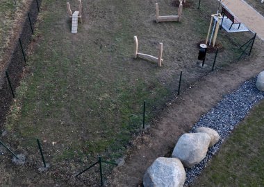 Köpekler için park yeri. Köpekler için eğitim alanı. Tüneller ve kirişler, metal ve plastik engeller. Köpek sahipleri için yeni oyun alanı tasarlamak, uçmak