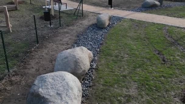 パブリック ハーブ 自然園 個々のハーブとミレニアル世代は 数で成長しています 濃い円 ベージュの砂のアーチ 丸い形をした公園の道の迷路 花崗岩 — ストック動画