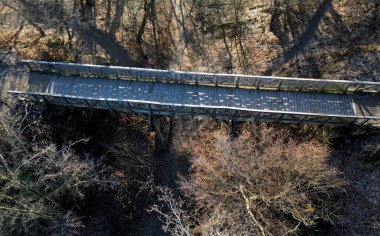 Ortaçağ meşe ağacından yapılma. Çağdaş bir tasarıma göre hendeğin üzerine inşa edilmiş bir köprü. Kale tehdit edilirse, düşman girmesin diye tahta köprüler çabucak yakılabilir..