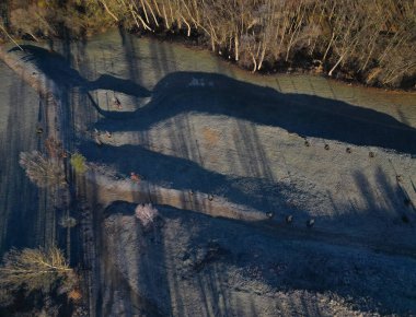Gökyüzünde sadece mahzenlerin görülebildiği şatonun yıkıntıları üzerinde uçmak. Gündoğumunda kış manzarası. Vadinin yarısı beyaz buzullarla kaplıydı ve ikinci güneş ormanın meşesini çoktan ısıtmıştı.