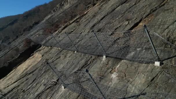 Kayanın Derinliklerine Demir Atmış Çelik Bir Ile Güçlendirilmiş Yamaç Sıralar — Stok video