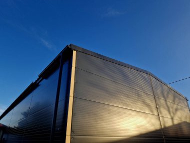 Sandviç poliüretan buhar bariyeri panelleri inşa ediyor. Yapı, birleştirilmiş kirişlerden ve metal yüzeyi olan bir kabuktan yapılmıştır. Salon. Ahırlar, depolar, samanlıklar.