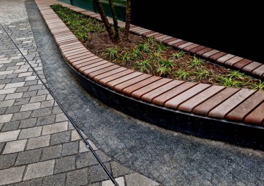 Düşürme şekli ya da kaldırım kenarındaki elips bank. Oturma yerinin paneli tropikal meşe ağacından yapılmıştır. Rüzgâr ve yağmura dayanıklıdır. çok buğulanmış ağaç ve süslemeli ızgaralar