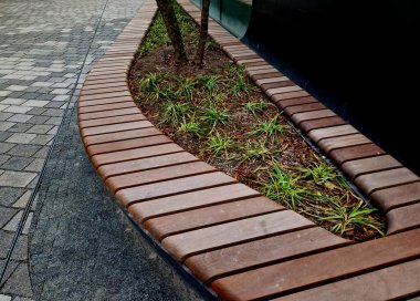 Düşürme şekli ya da kaldırım kenarındaki elips bank. Oturma yerinin paneli tropikal meşe ağacından yapılmıştır. Rüzgâr ve yağmura dayanıklıdır. çok buğulanmış ağaç ve süslemeli ızgaralar