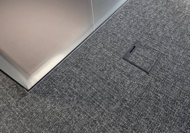  Yerdeki kapak ana borulara bağlanmak ve elektriğe bağlanmak için yuvaları gizliyor. Temizlik, buradaki elektrik süpürgesini ve masanın altındaki bilgisayarı birbirine bağlayabilir.