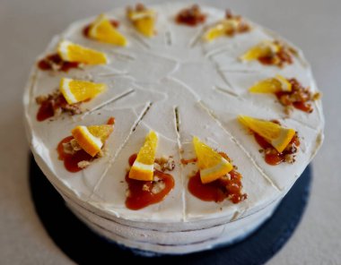 Limonlu pasta, limonlu ve kremalı tatlı kremalı yumuşak, nemli limonlu kek katmanlarıdır. Tatlı ve keskin, hepsi bir arada, tam bir gösteriş budalası.