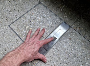 Yerdeki kapak ana borulara bağlanmak ve elektriğe bağlanmak için yuvaları gizliyor. Temizlik, elektrik süpürgesini buraya bağlayabilir ve ofisteki bilgisayarı masanın altına, kabloya, ağa bağlayabilir