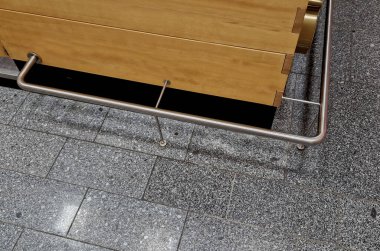 Alışveriş merkezindeki satış standı ahşap bir tezgah. Paslanmaz çelik tel örgü koruyucusunu kıran alışveriş arabalarından koruma. çubuk