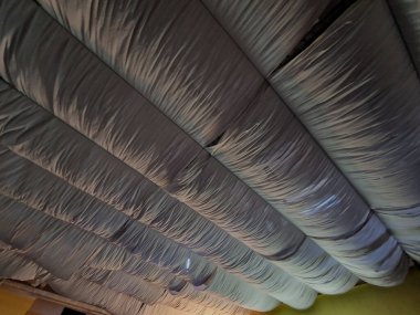 Onlar odanın yüksek tavanına bir çarşaf gerdiler ve böylece ısıtma için tavanı indirdiler. Tropiklerde güzel dalgalı perde, sivrisinek ağı, oda sarısı