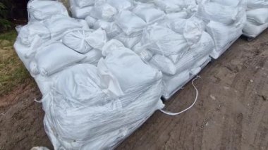Tohum yüklemesi, tahıl. Savaştan etkilenen bölgelerde insani yardım. Bölgelerde kıtlık riskiyle karşı karşıya bulunan çocuklar için gıda yardımı. bir forkliftte gübreli palet