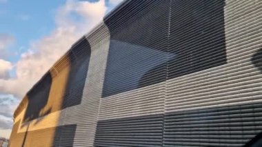 Ses geçirmez duvar, beton, gözenekli tırtıklı malzemeden yapılmış. Sokakta, metal kirişlere yerleştirilmiş kahverengi bloklardan oluşan bir çit. Trafik gürültüsü bahçeye ve yerleşim alanına girmiyor..
