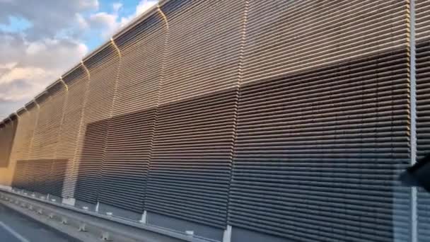 Schallschutzwand Aus Betonporösem Rippenmaterial Zaun Aus Braunen Blöcken Die Metallträger — Stockvideo