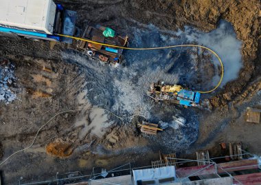 Güçlü bir kompresör veya hidroliklerle çalışan bir sondaj kulesi kullanarak sondaj kuyuları. İstikrarlı olmayan binaların temellerinin birleştirilmesi.