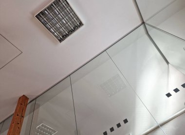 Tavan arası alçıdan tavanlı, çam ağacından kirişlerle destekleniyor. Kırsal tarzda cam bölmeli, hafif