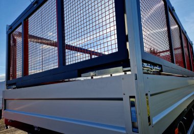 Kamyonun daha büyük kapasitesi için kafesli üst yapısı olan bir karavanda bahçe bakımıyla ilgili kesilmiş çimen yığını. Bahçe hizmetleri