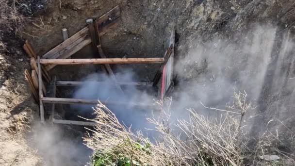 Επισκευή Σωλήνων Ζεστό Νερό Ατμό Βαθιά Τεθωρακισμένο Λάκκο Μοιάζει Ορυχείο — Αρχείο Βίντεο