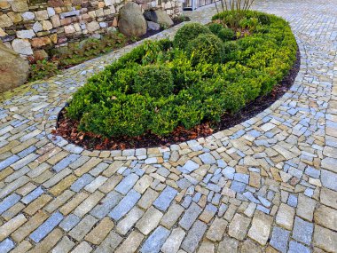 Büyük parke küpleriyle dolu bir kare. Taş granit ve kayadır. Şehrin tarihi merkezinde arabaların ve limuzinlerin döndüğü onur mahkemesi. Süslü Fransız tarzında budanmış çalılar