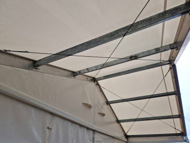 Galvanizli kiriş, kiriş ve dağ kirişinden yapılmış şeffaf plastik çerçeveden yapılmış plastik pencerelerle donatılmış kamyonlar için yanıcı olmayan maddesel PVC muşambalardan yapılmış çarşaflar.