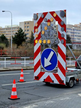 Yol onarımı ya da bozuk araba otoyolda gece bile sürücüler tarafından görülebilen turuncu ışıklı ok ile işaretlenmelidir. Çim biçerken güvenlik arabalı otoyol servisi, ölüm