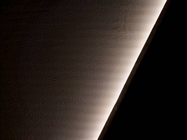 İç mekanda endüstriyel görünüş olarak kullanılan yalıtkan tuğlalardan oluşan bir duvar örüyordu. Işık konisi tavandan gelen lambalar ile aydınlatılır, sarı, soffit, öncü aydınlatma, blok, beyaz