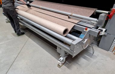 Pro kesme tezgahları evrensel bir bıçak ya da döner bıçakla sağlanır ve bu bıçak en yaygın ambalaj malzemelerini kesmek için kullanılır: kağıt, kıvrımlı karton, folyo, köpük, köpük, muşamba, muşamba.