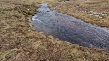 Bataklık, kar eridikten sonra ilkbaharda suyla doludur. Kozmetik endüstrisinde ve tıpta kullanılan siyah turba toprağının kenardan aktığı görülebilir. Eskiden ısınırdı, buzullar.